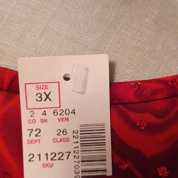 NWT-Stunning  black with red roses blouse. - Picture 4 of 8